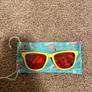GOODR “PINEAPPLE PAINKILLER” SUNGLASSES AND FLAMINGO BAG